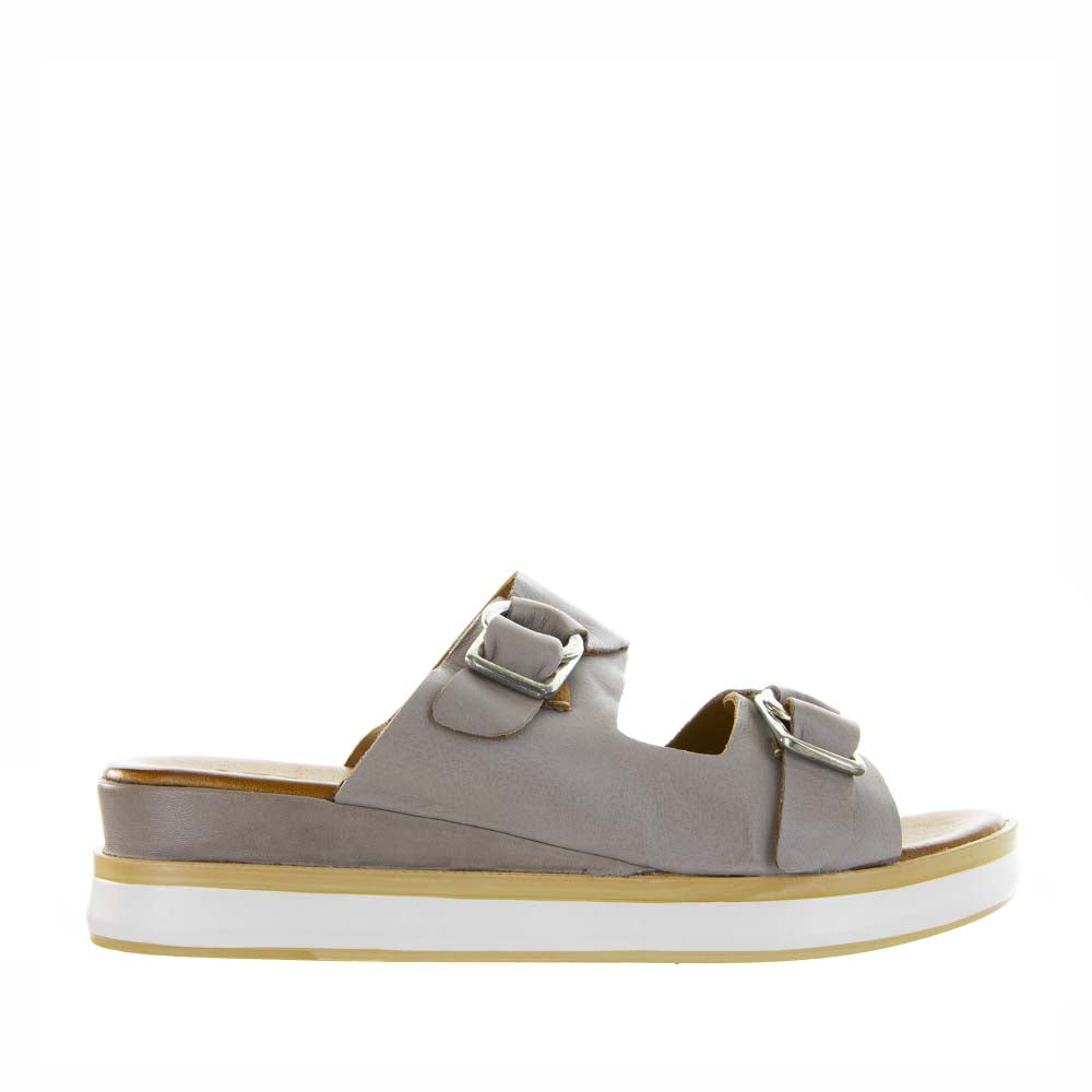 Le Sansa Holister hat slip-ons with a casual design, featuring a soft fabric exterior and comfortable fit.