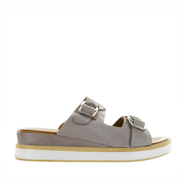 Le Sansa Holister hat slip-ons with a casual design, featuring a soft fabric exterior and comfortable fit.