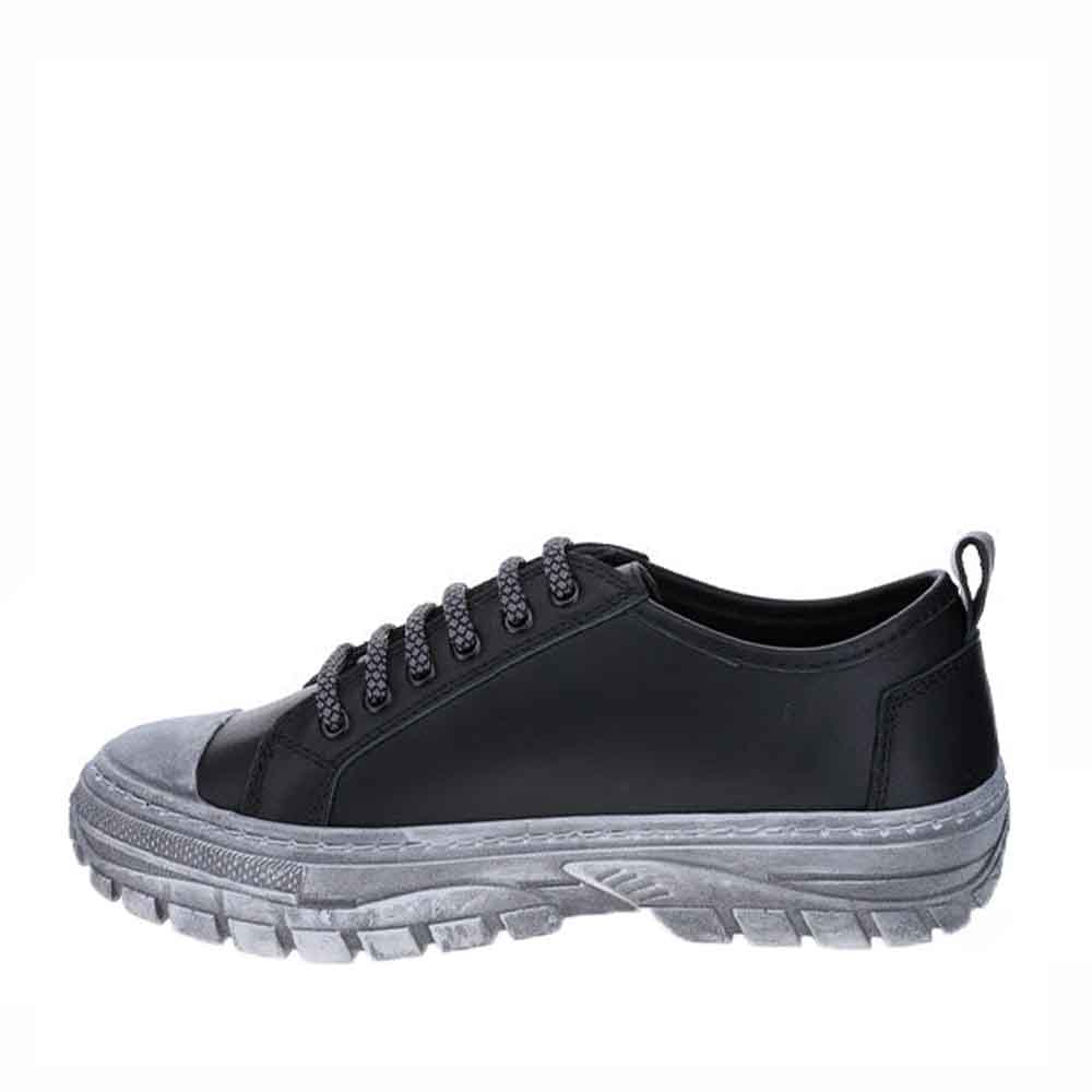 Le Sansa Rocky Black sneakers with black and gray design, featuring lace-up closure and stylish athletic look.