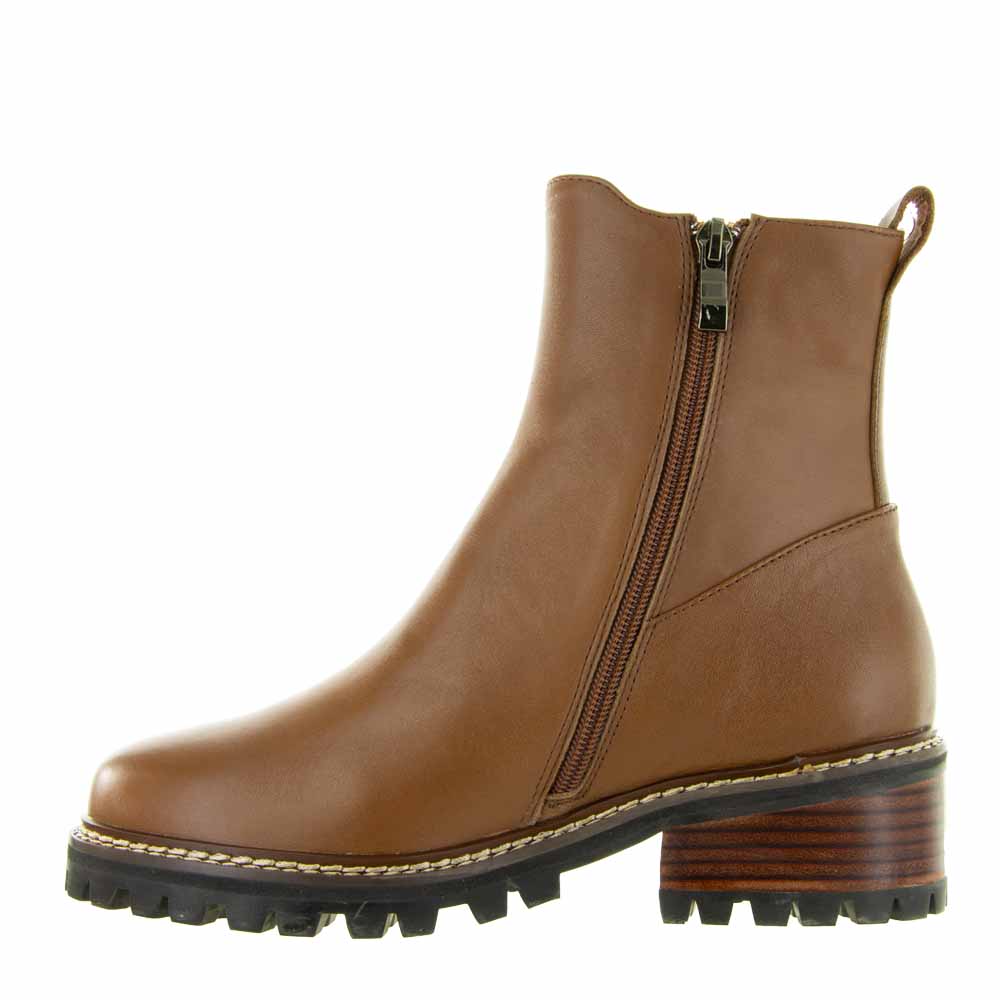 Le Sansa LESANSA ZINA Cognac boots with stylish leather design and ankle-high cut, perfect for casual or chic outfits.
